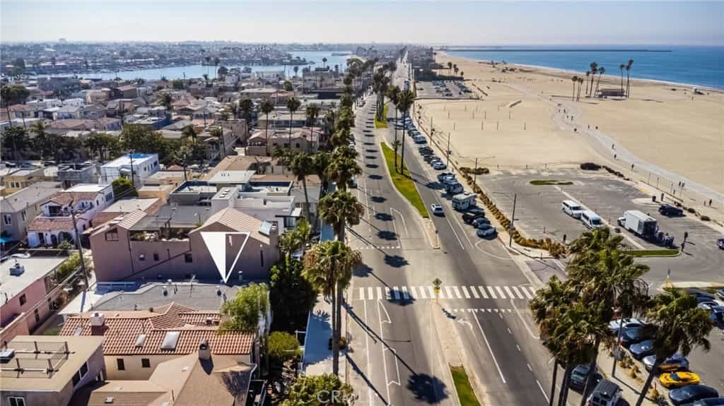 Condominium in Long Beach, California 11013259
