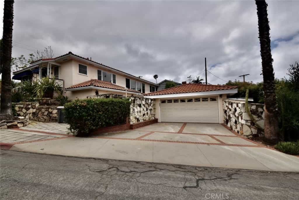 House in Clifton, California 11013454