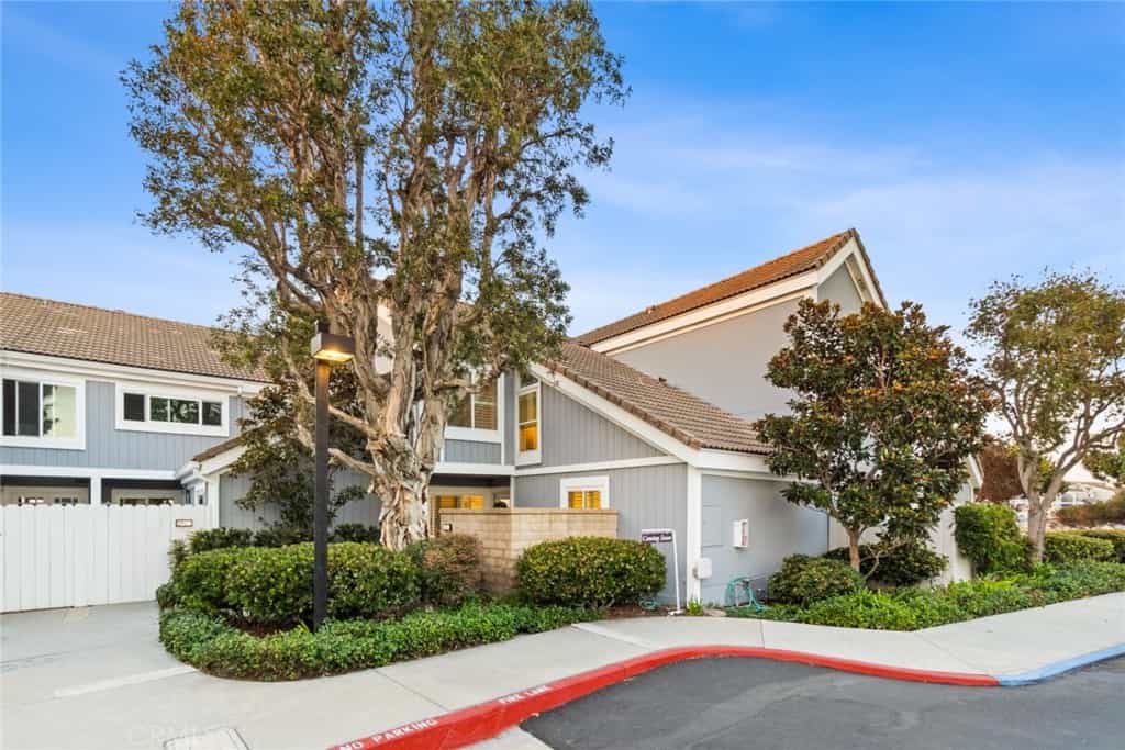 Condominium in Huntington Beach, California 11013461