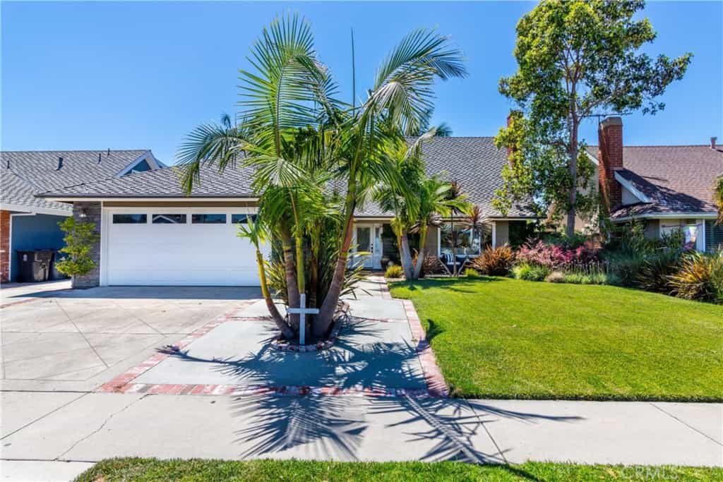 House in Huntington Beach, California 11013493