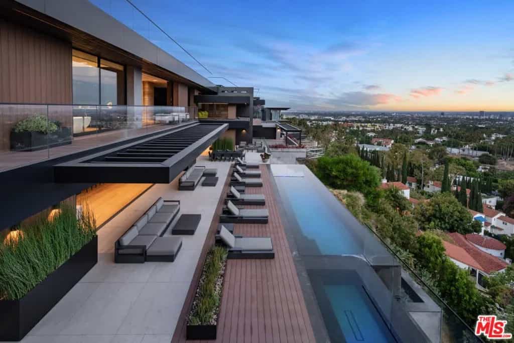 Condominium in Los Angeles, California 11013593