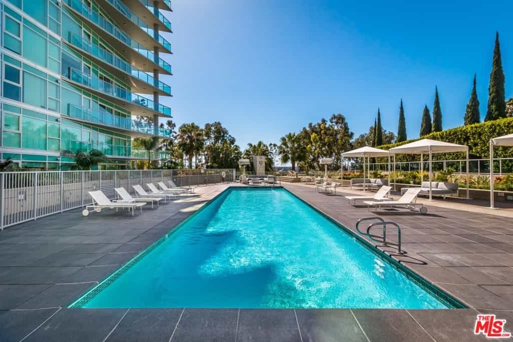 Condominium in Los Angeles, California 11013611