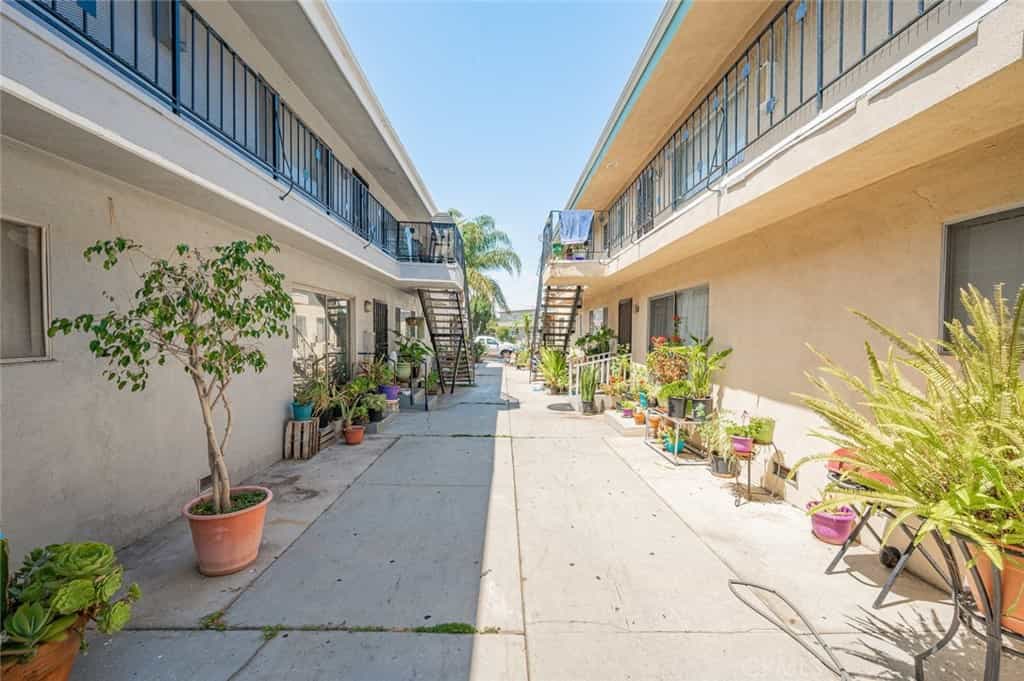Condominium in Los Angeles, California 11013796