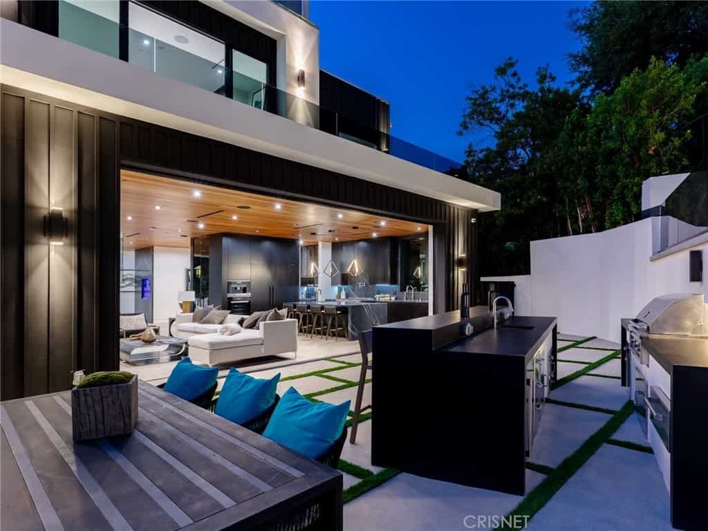 Condominium in Beverly Hills, California 11013988