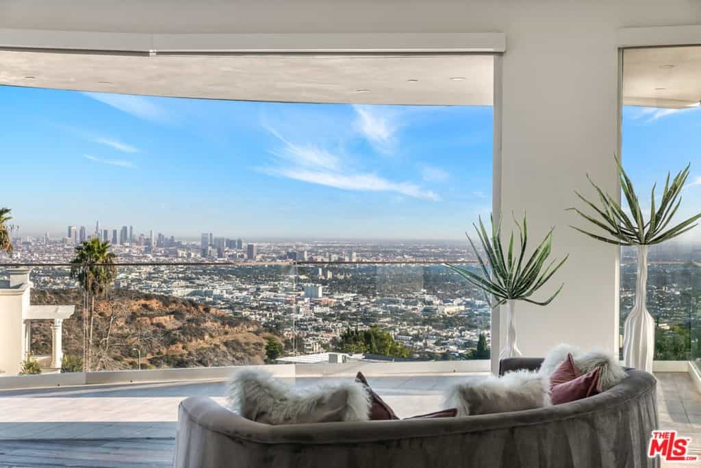 Condominium in Los Angeles, California 11014095