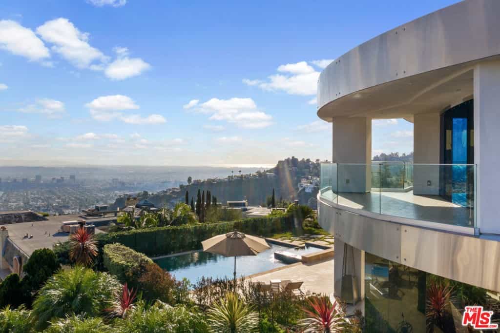 Condominium in Los Angeles, California 11014095