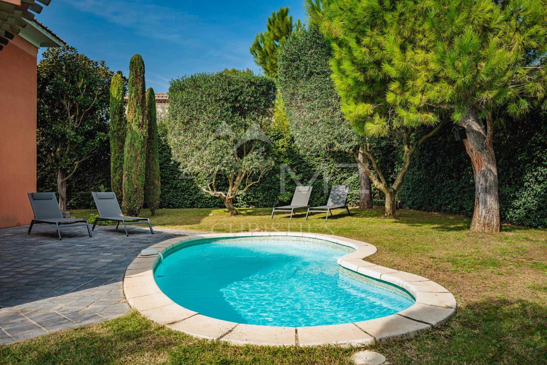 Hus i Les Gervais, Provence-Alpes-Cote d'Azur 11015964