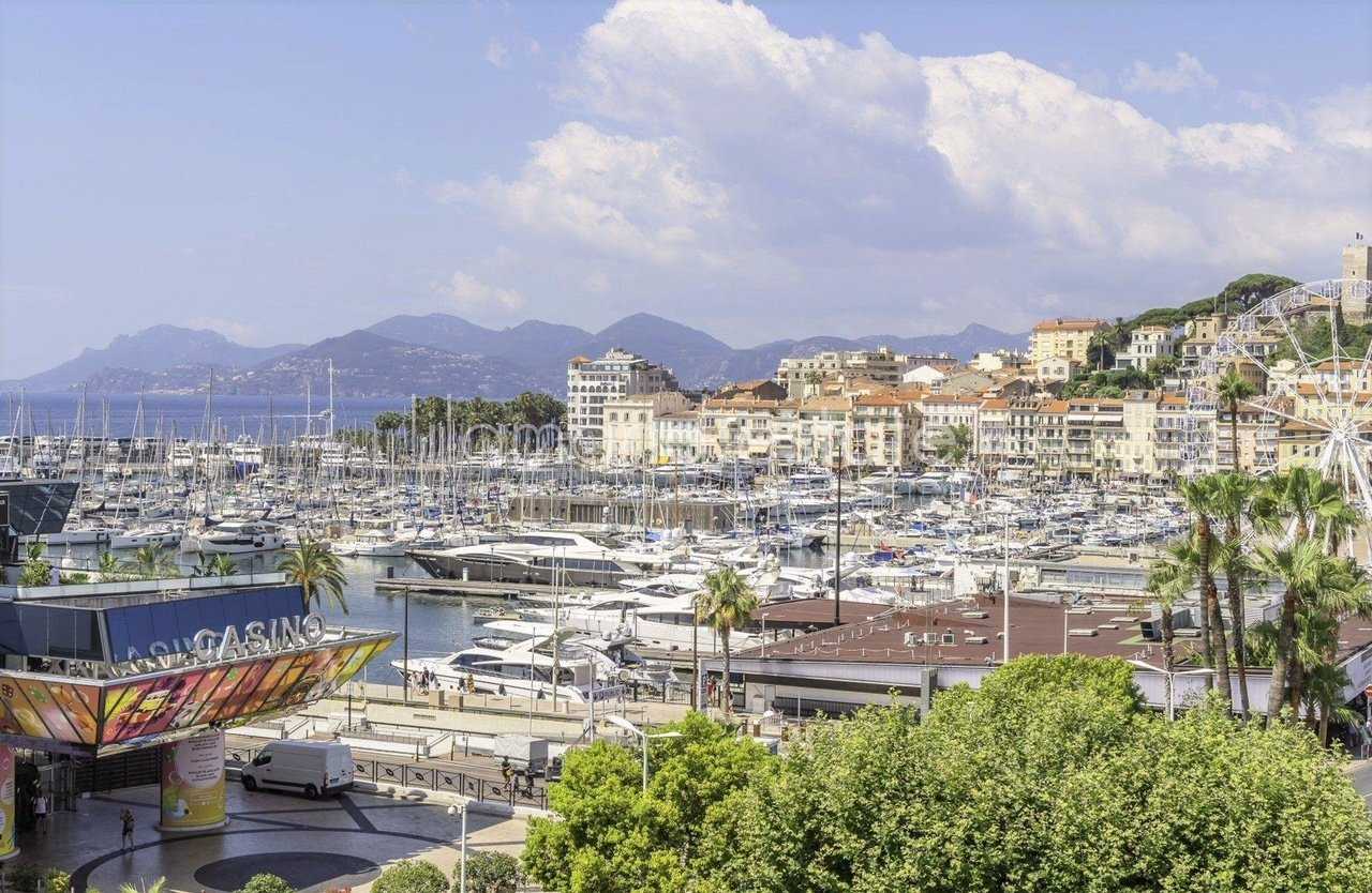 Condominium in Cannes, Alpes-Maritimes 11015997