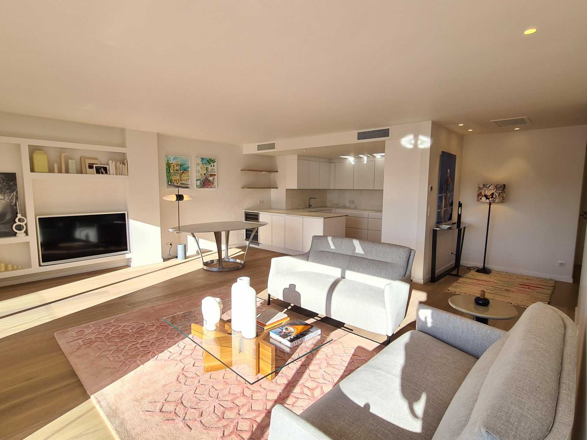 Condominium in Le Suquet, Provence-Alpes-Cote d'Azur 11015997