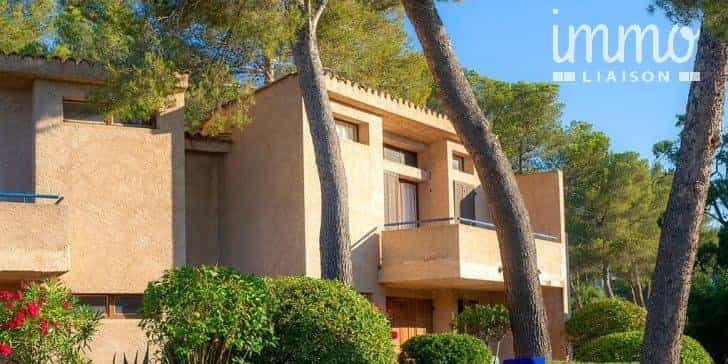 Condominium in Boulouris-sur-Mer, Provence-Alpes-Cote d'Azur 11019936