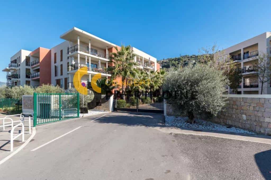 Condominium in Saint-Isidore, Provence-Alpes-Cote d'Azur 11023207