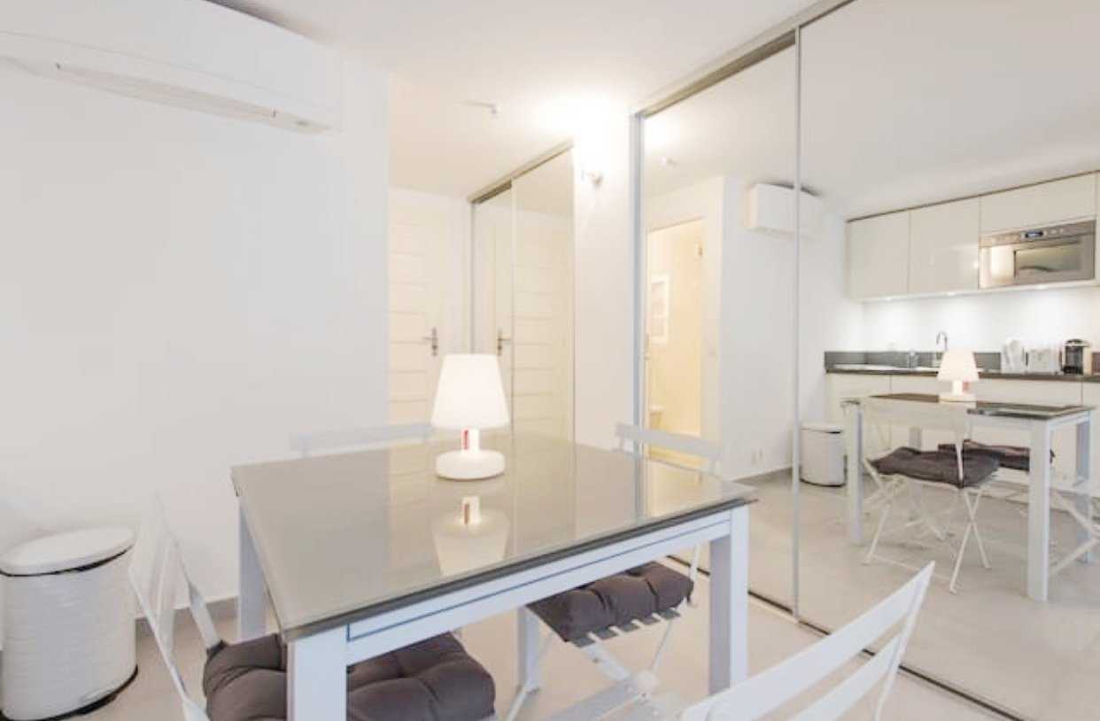 Condominium in Saint-Tropez, Provence-Alpes-Cote d'Azur 11041448