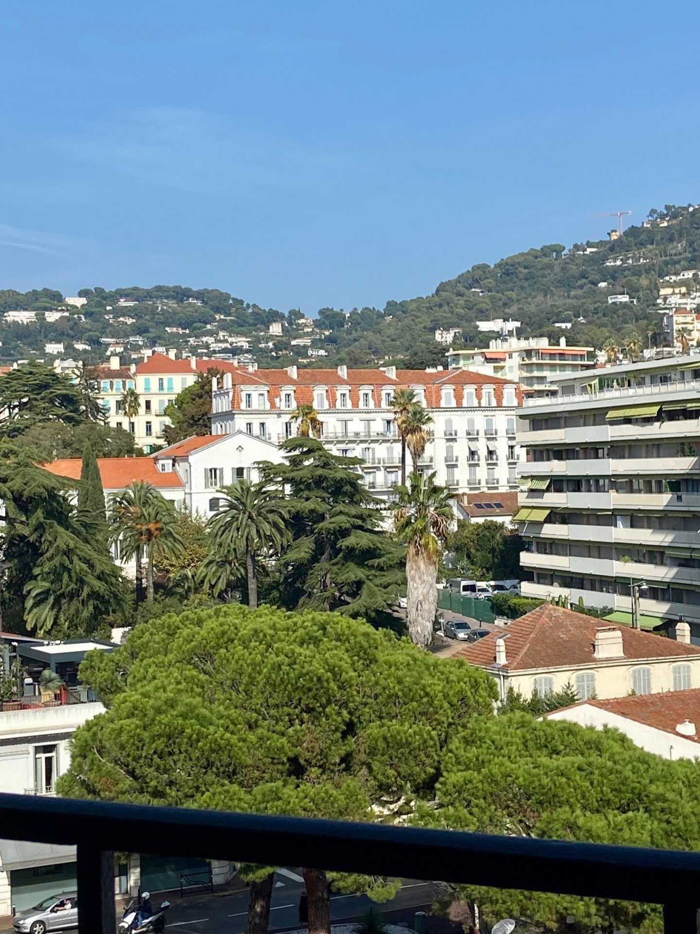 Asuinrakennus sisään Cannes, Alpes-Maritimes 11041869