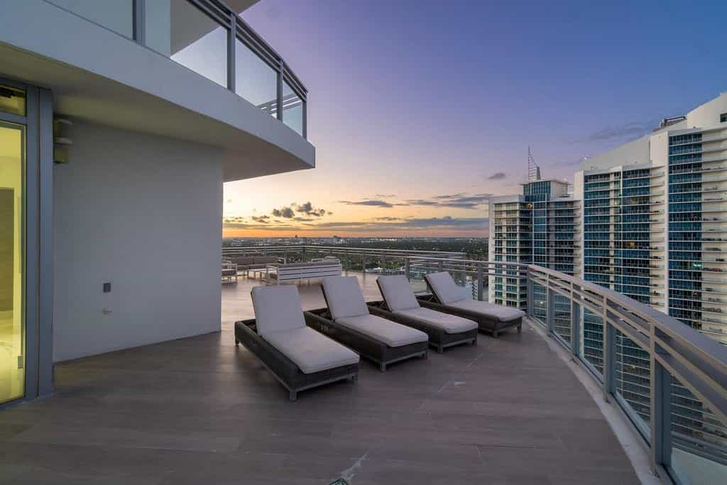 Condominium in Hollywood, Florida 11043070