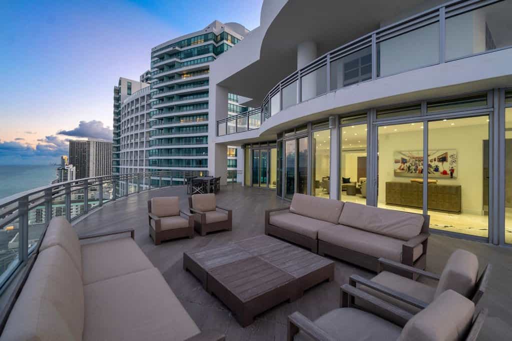 Condominium in Hollywood, Florida 11043070
