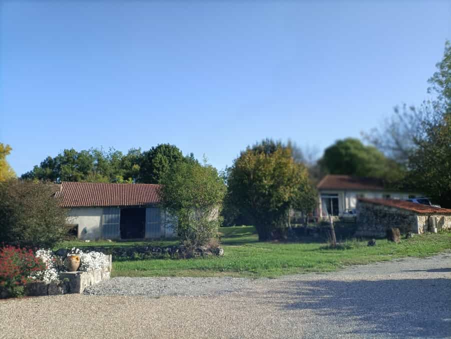 Huis in Monmadales, Nouvelle-Aquitanië 11043133