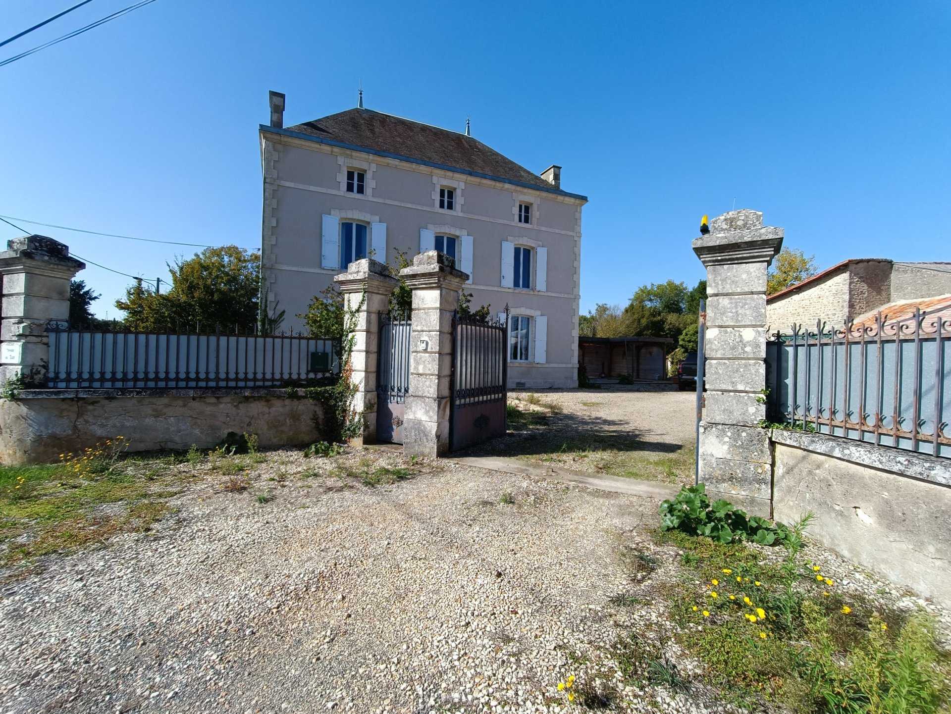 House in Civray, Nouvelle-Aquitaine 11043195