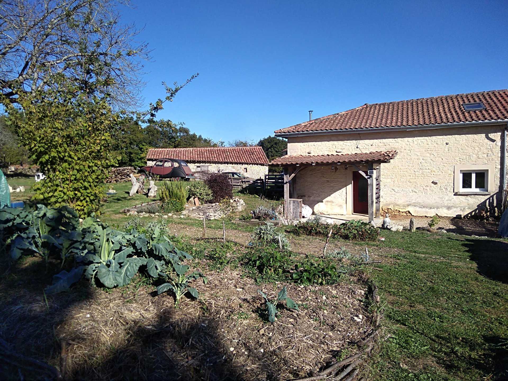 жилой дом в Champagne-Mouton, Nouvelle-Aquitaine 11043200