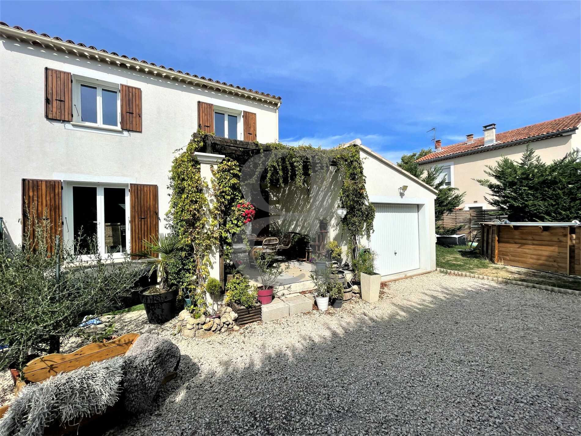 Casa nel L'Isle-sur-la-Sorgue, Provenza-Alpi-Costa Azzurra 11043781