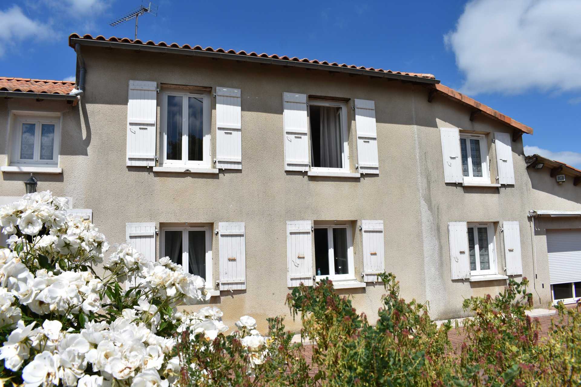Talo sisään Villefagnan, Nouvelle-Aquitaine 11043782