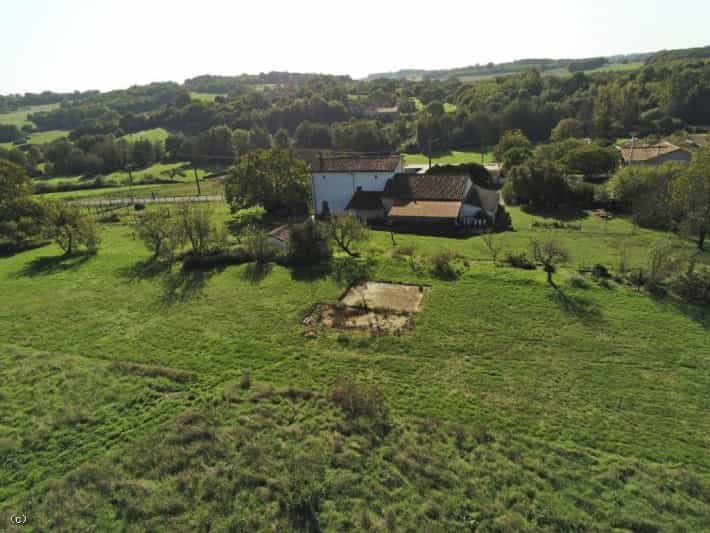 House in Cellefrouin, Nouvelle-Aquitaine 11043844