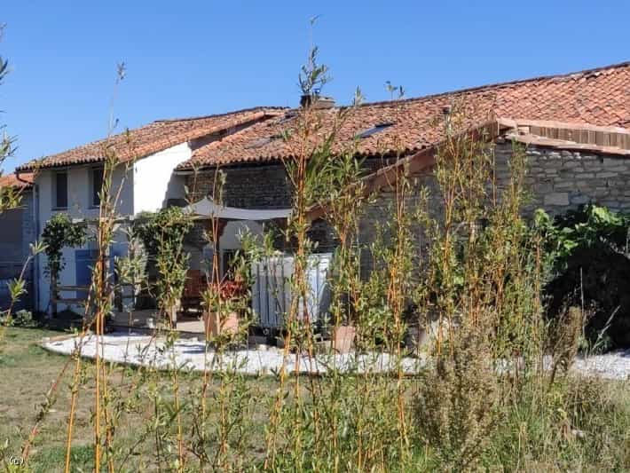 жилой дом в Champagne-Mouton, Nouvelle-Aquitaine 11043845