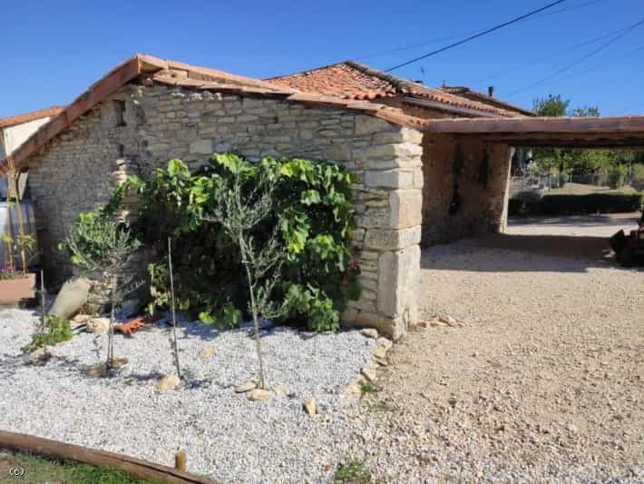 House in Champagne-Mouton, Nouvelle-Aquitaine 11043845