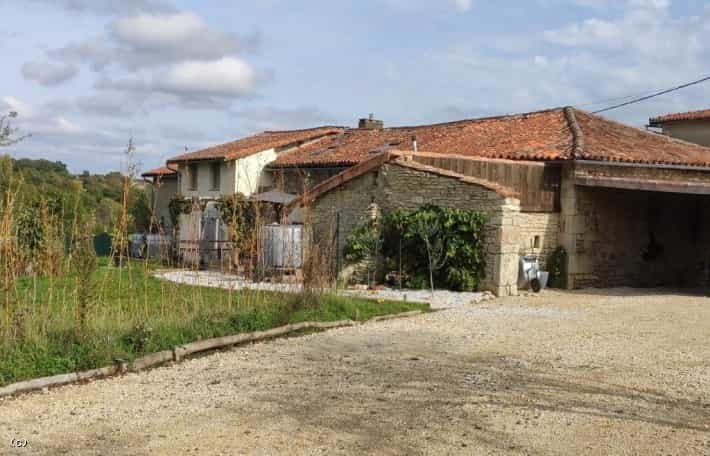 房子 在 Champagne-Mouton, Nouvelle-Aquitaine 11043845