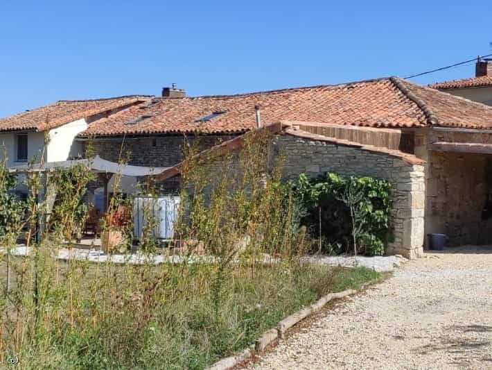 Будинок в Champagne-Mouton, Nouvelle-Aquitaine 11043845