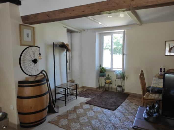 Talo sisään Champagne-Mouton, Nouvelle-Aquitaine 11043845