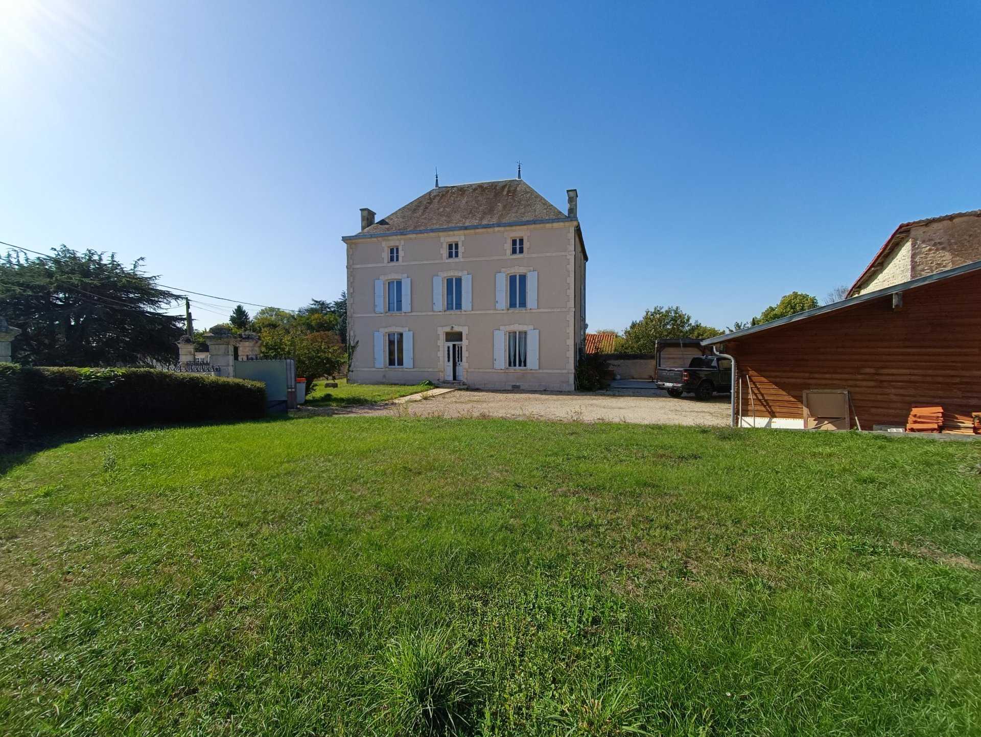 بيت في Civray, Nouvelle-Aquitaine 11044115