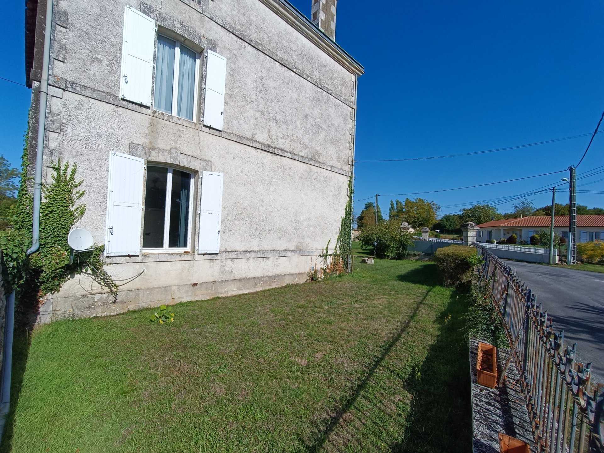 σπίτι σε Civray, Nouvelle-Aquitaine 11044115