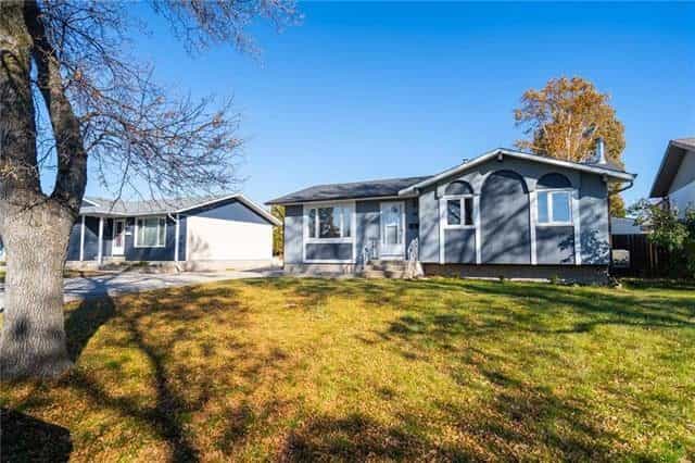 House in East Kildonan, Manitoba 11044658