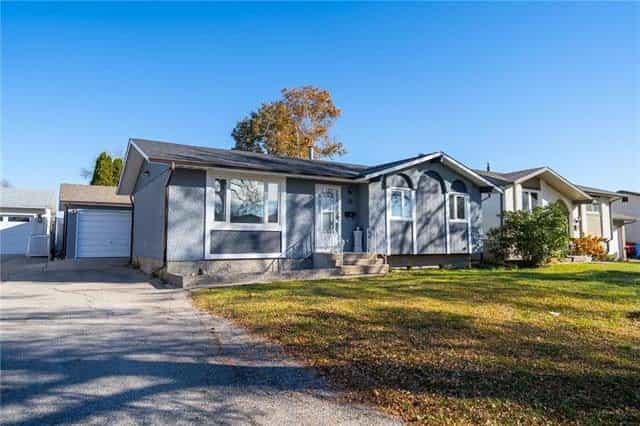 House in East Kildonan, Manitoba 11044658