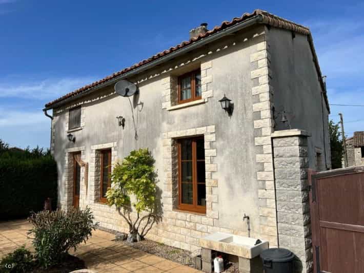 House in Chaunay, Nouvelle-Aquitaine 11044704