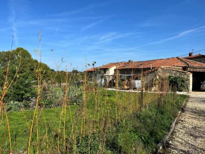 Huis in Champagne-Mouton, Nouvelle-Aquitaine 11044705