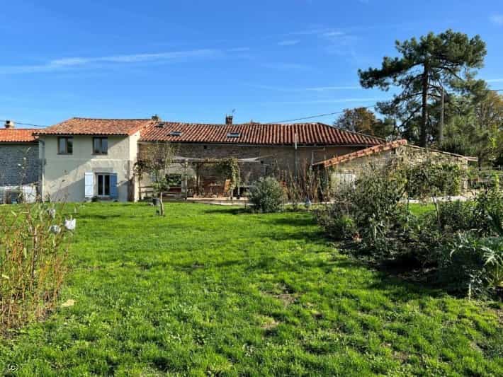 House in Champagne-Mouton, Nouvelle-Aquitaine 11044705