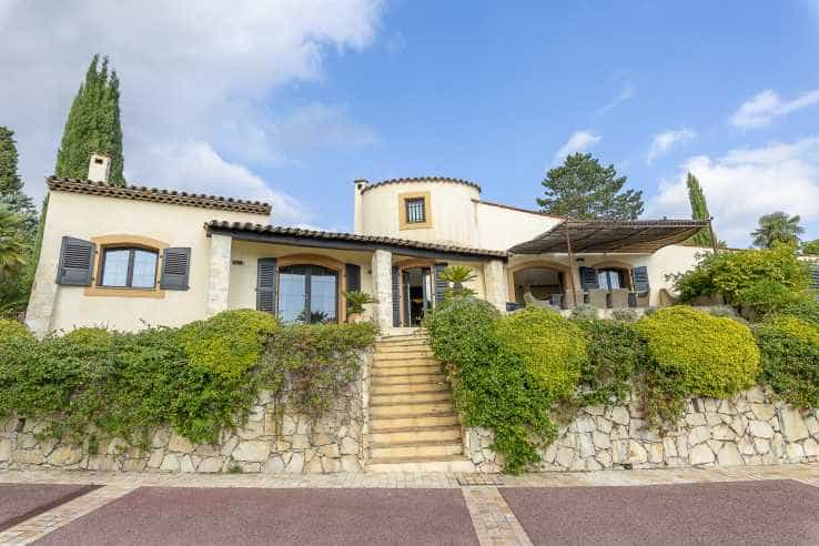 Rumah di Rumput, Provence-Alpes-Cote d'Azur 11049964