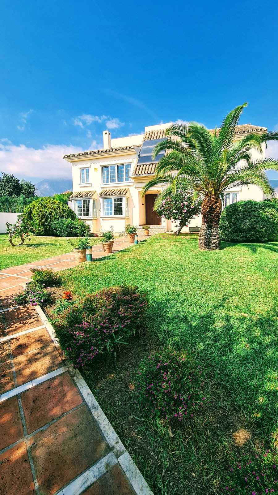 House in Marbella, Andalusia 11050113