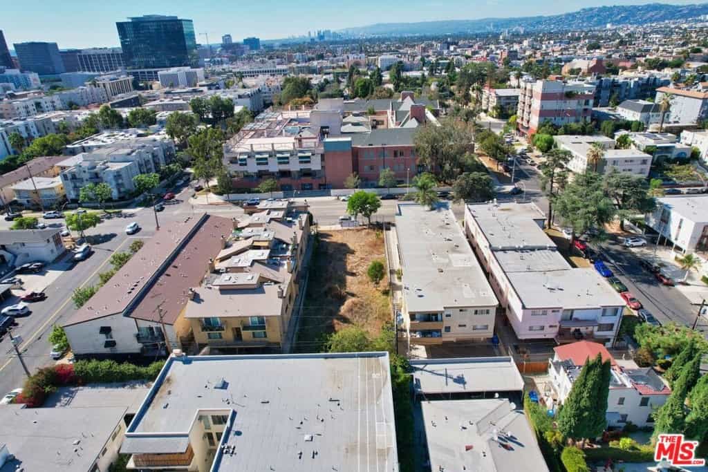 Condominium in Los Angeles, California 11050703
