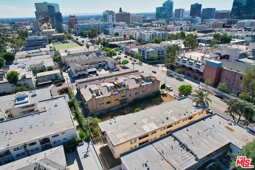 Condominium in Los Angeles, California 11050703