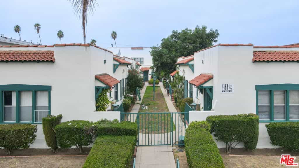 Condominium in Parklabrea, California 11050729