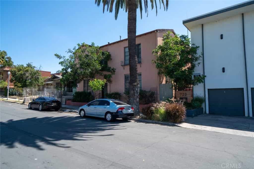 Condominium in Long Beach, California 11050886