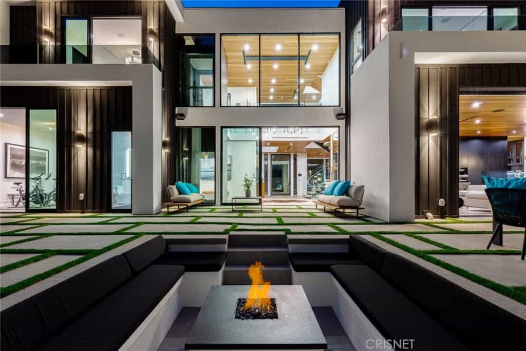 Condominium in Beverly Hills, California 11051037