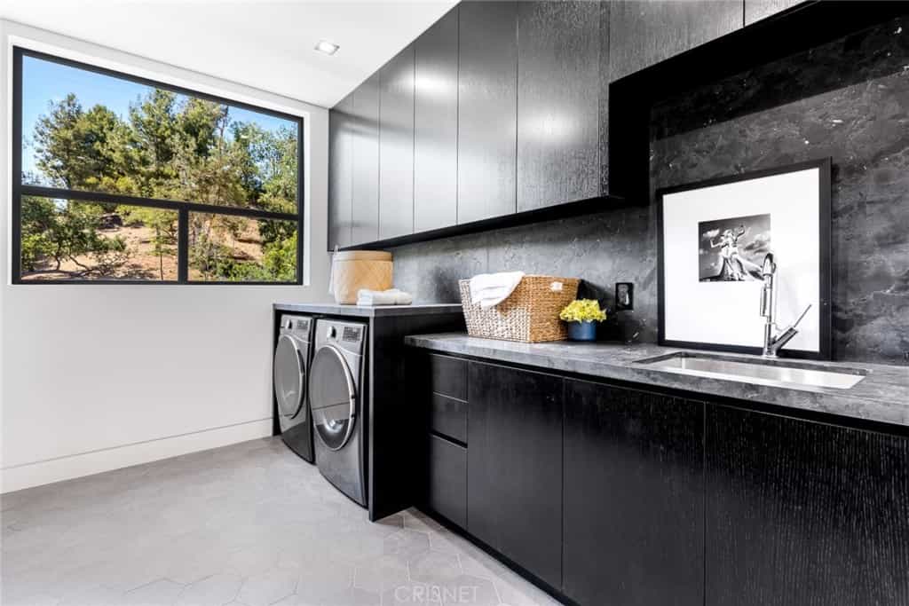 Condominium in Beverly Hills, California 11051037