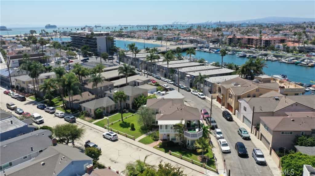 Condominium in Long Beach, California 11051097