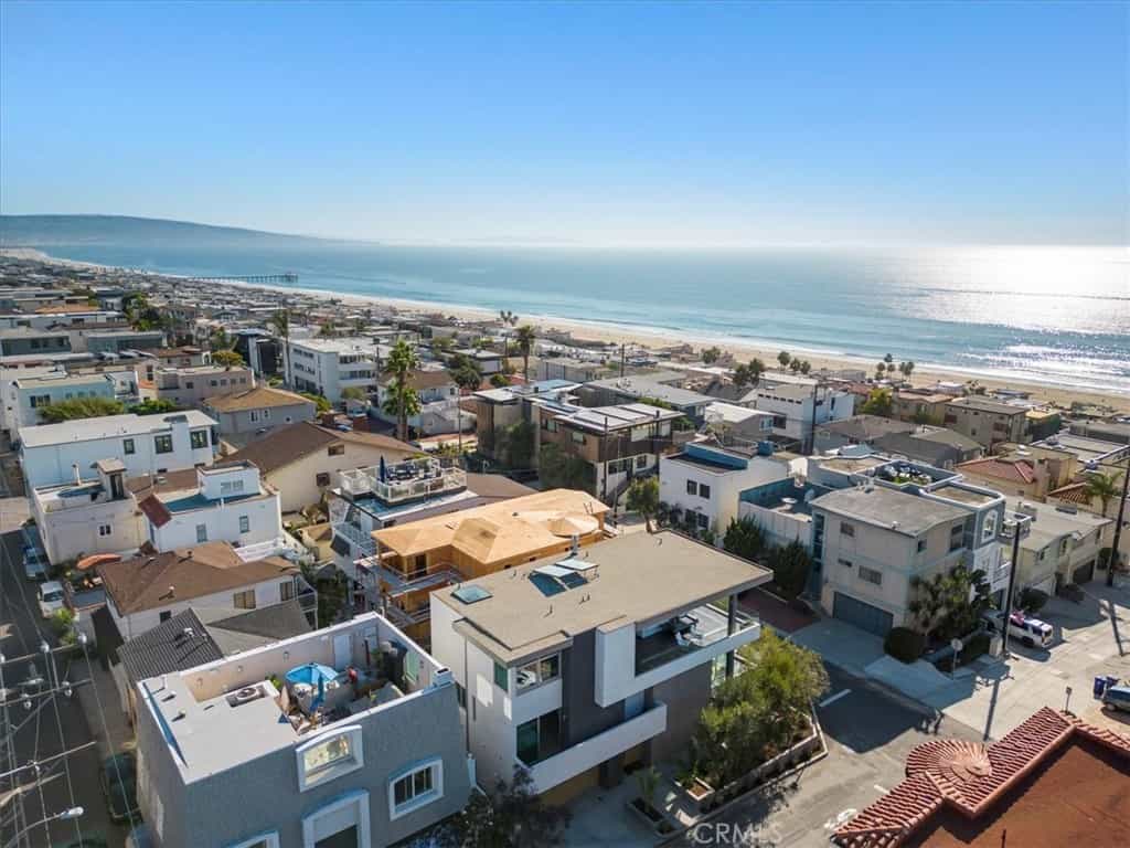 Condominium in Manhattan Beach, California 11051103