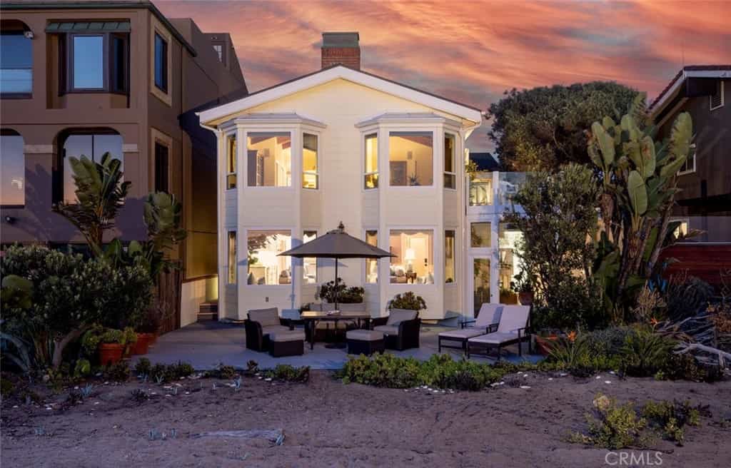 House in Huntington Beach, California 11051196