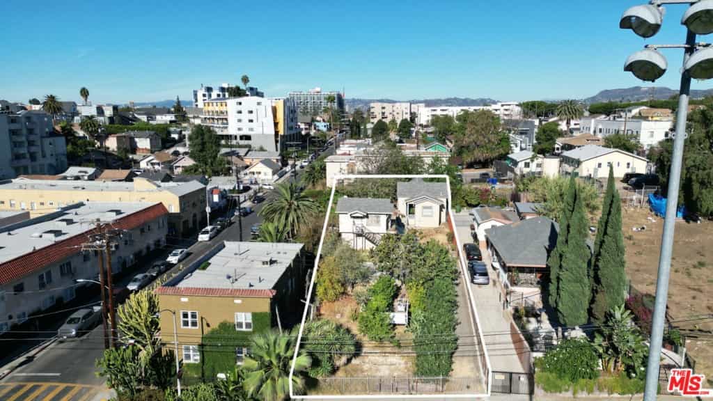Condominium in Los Angeles, California 11051240