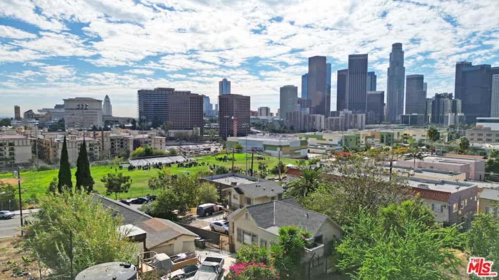 Condominium in Los Angeles, California 11051240